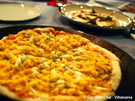 Leonaâ€™s Art Restaurant, Three Cheese Pizza